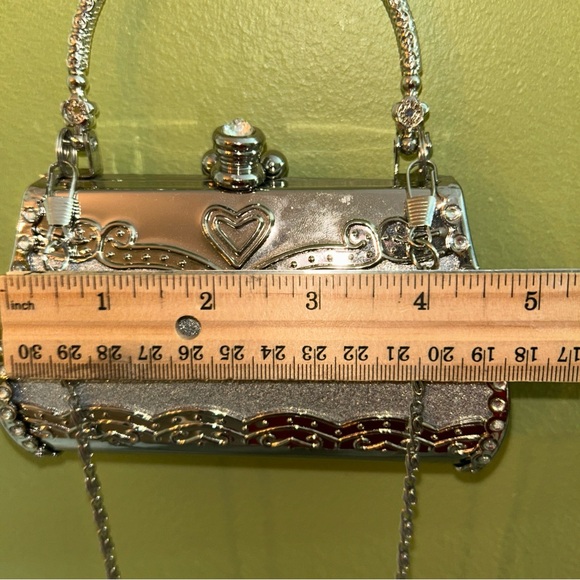 Elegant Silver Handbag with Chain Strap - Picture 6 of 10